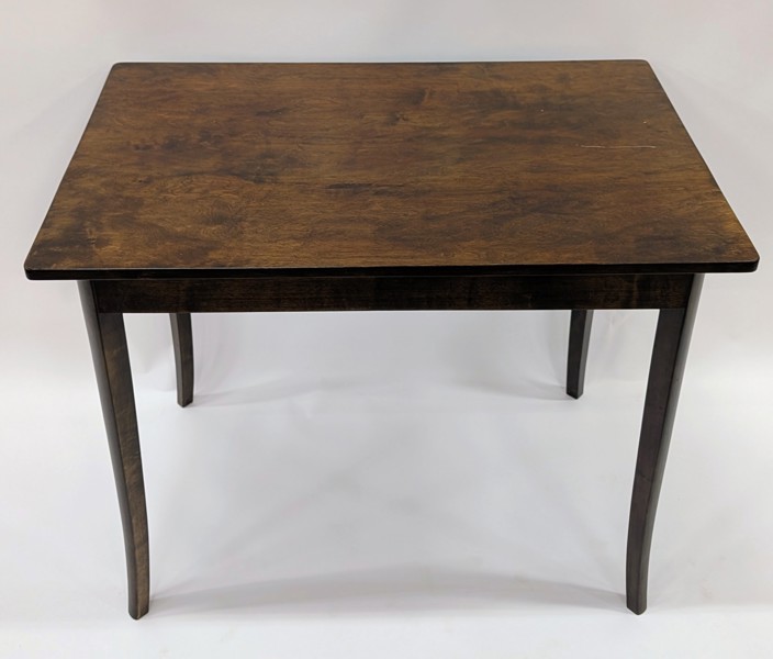 XXX bord äldre med svängda ben