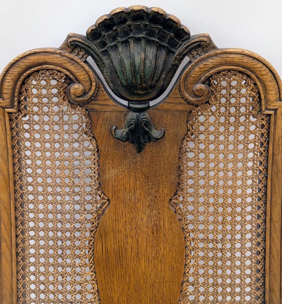 XXX stol snidad valnöt modell 1600-talet