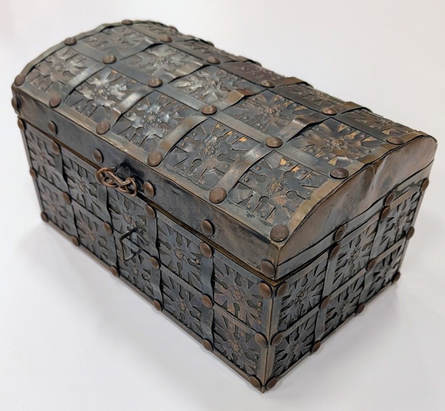 XXX Smidesdekorerat skrin i trä