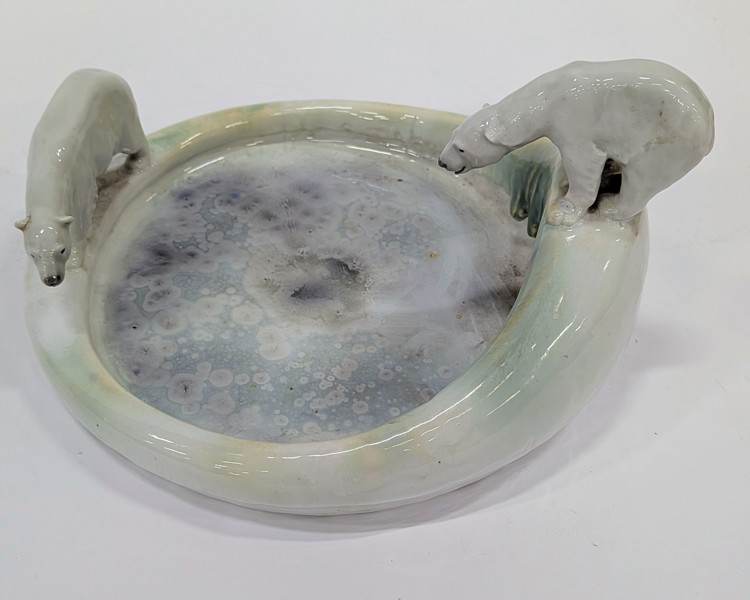 Stort fat i kristallglasyr från Royal Copenhagen, jugend med isbjörnar. Design av Arnold Krog och glasyr av Fredrik Ludvigsen