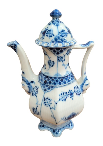 Mocca-kanna  Musselmalet helblond
modell: 1030 Royal Copenhagen