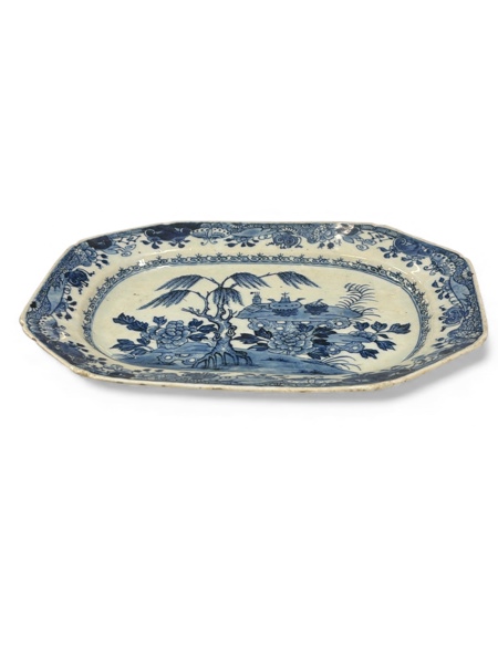 UPPLÄGGNINGSFAT rektangulärt/oktogonalt i blåvitt porslin Kina 1700-talets senare hälft