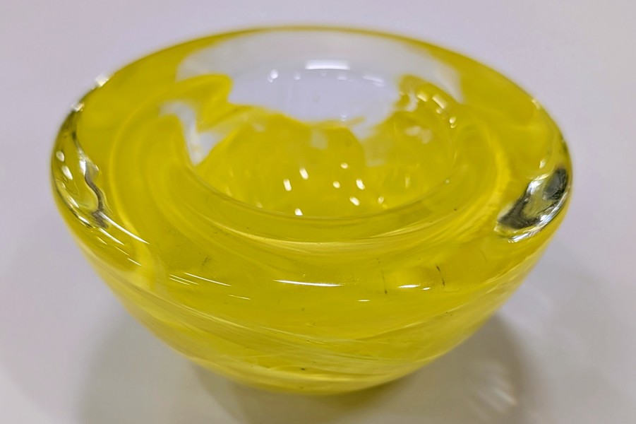 Ljuslykta Kosta Boda i serien Atoll design Anna Ehrner i gul färg