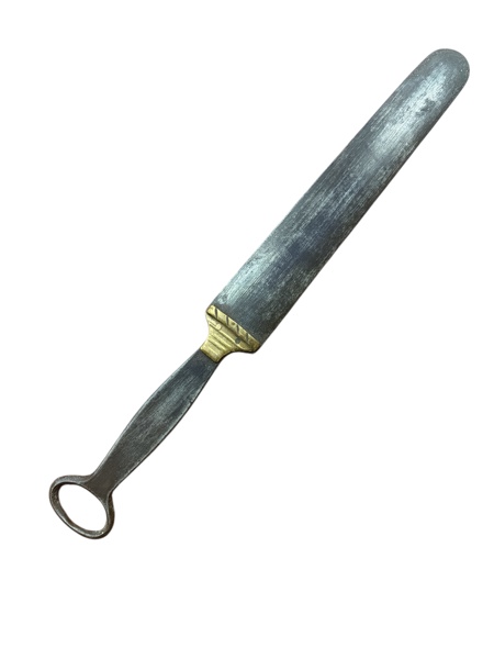 Brynstål, smide med mässingsbeslag i avslutande ögla 17 till 1800-tal