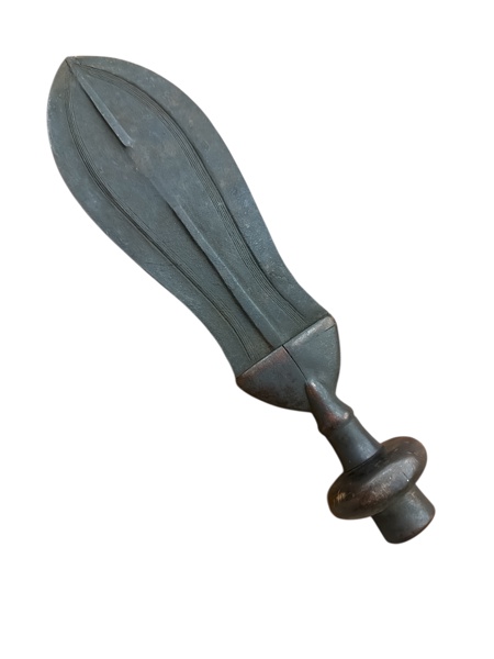 KNIV ceremoniell i smide och hardwood sk Ikula, Kongo 1900-talets senare hälft