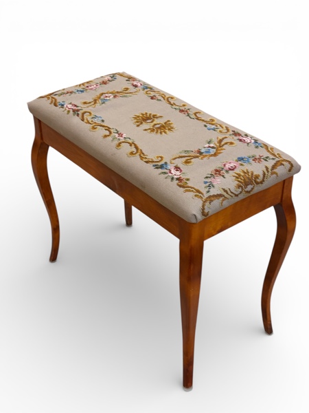 PIANOPALL i rokokostil med broderad sits