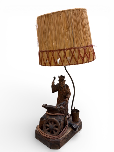 BORDSLAMPA Skuret trä