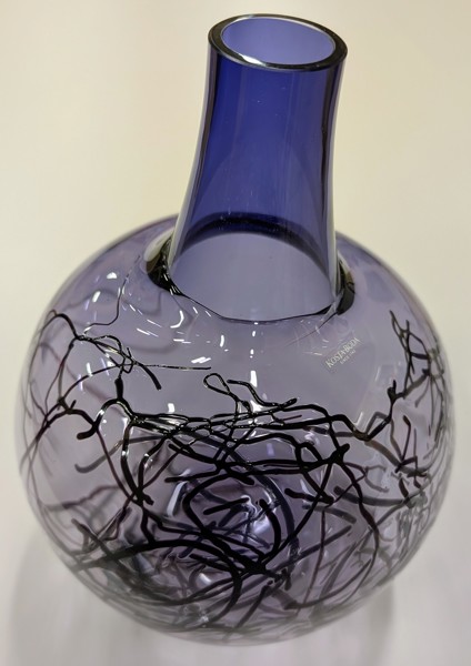 XXX Vas i lila glas "Scribble" Kosta Boda design Gunnel Sahlin