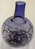 Vas i lila glas "Scribble" Kosta Boda design Gunnel Sahlin