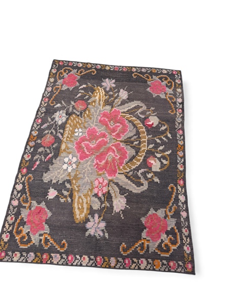 Rölakan matta Mönster med röda blommor