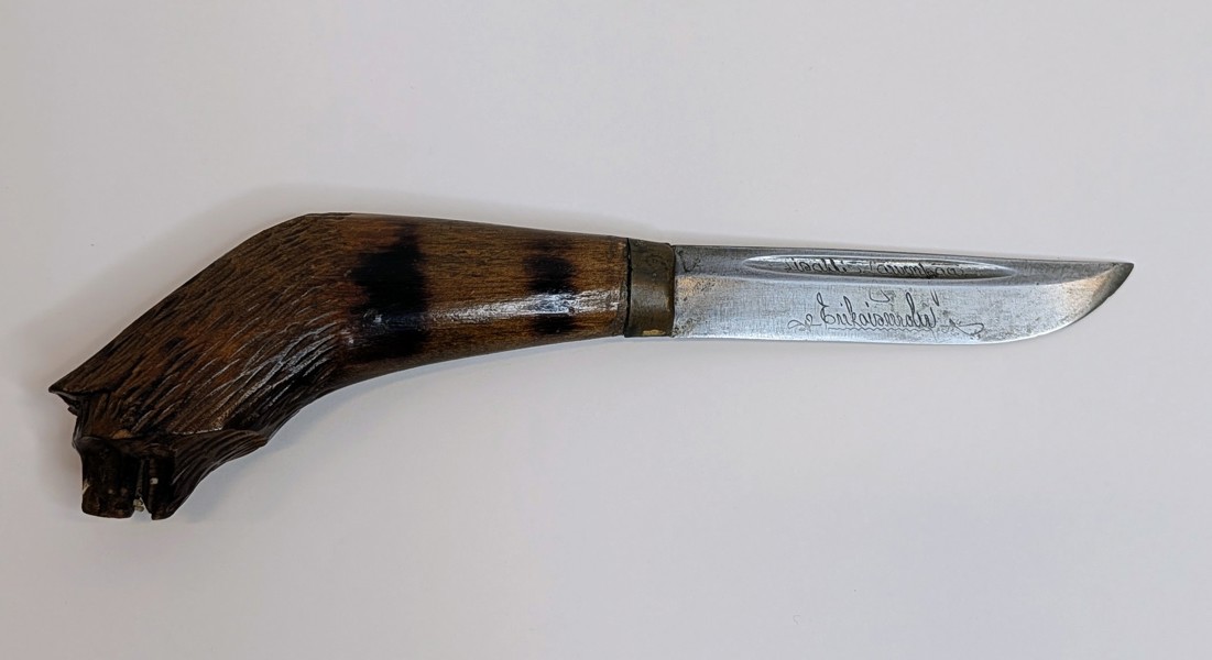 Finsk Kniv med snidad slida av trä och skaft i form av en varg 