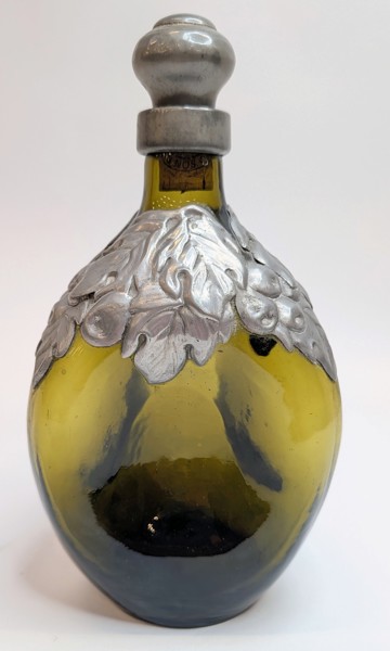 Grön glasflaska med utsmyckning i tenn