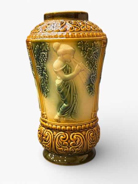 VAS med reliefdekor av gudinna