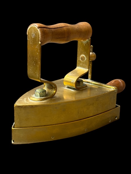 STRYKJÄRN, mässing med ställ