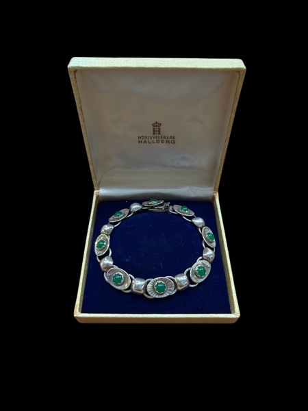 SILVERARMBAND med gröna stenar