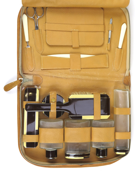 Resetoiletteetui med accessoirer, ljusbrunt läder, art-déco, 1920-tal