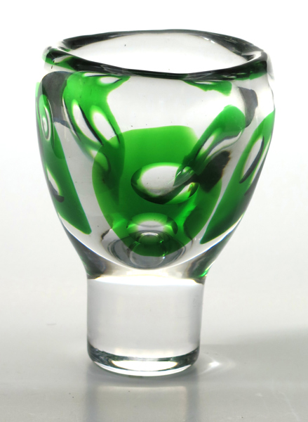 Lindstrand, Vicke för Kosta, vas, glas, dekor i grönt underfång samt av olivslipning, signerad och numrerad 46690