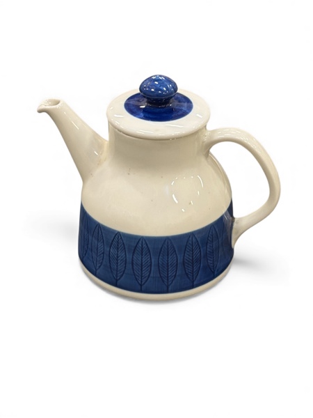 TEKANNA ur serien "Koka" Formgiven av Hertha Bengtsson för Rörstrand