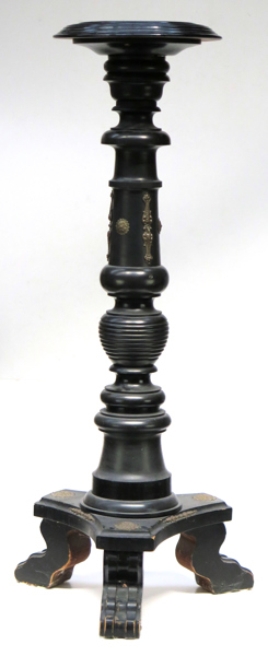 PIEDESTAL, svärtat trä med mässingsbeslag