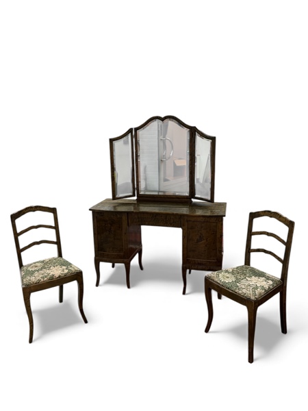 SPEGELBYRÅ betsat trä samt medföljer två stolar