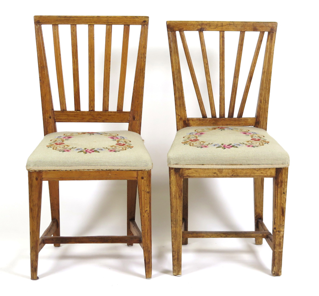 Stolar, 2 st, snarlika, skuret trä, provinsarbeten