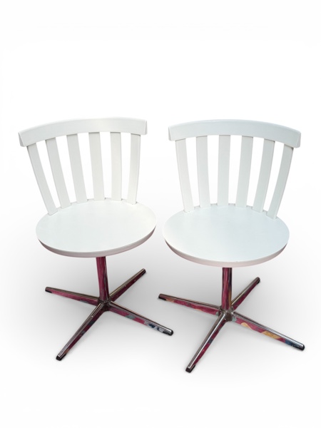 SNURRSTOLAR, vita med fyrdelad metallfot