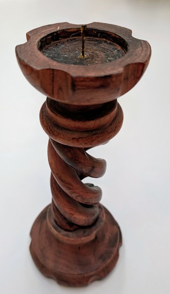 XXX Träljusstake med spiralvridning sniden i ett stycke