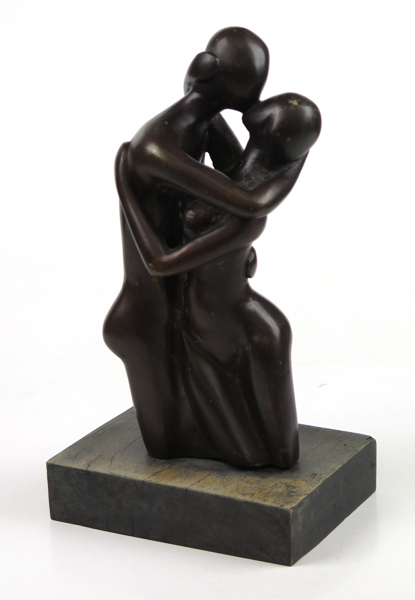 Okänd konstnär, skulptur, patinerad brons på träsockel, kärlekspar, signerad TM