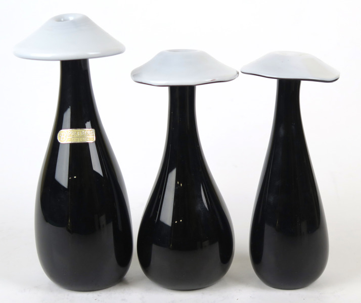 Westerberg, Uno för Pukeberg, skulpturer/vaser, 3 st, svart-vit glasmassa, svampar