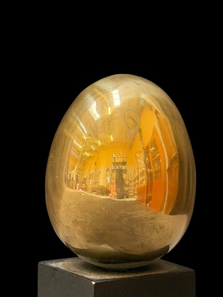 SKULPTUR, guldägg på träsockel