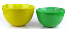 Palmquist, Sven för Orrefors, skålar 2 st, gul respektive grön, centrifugerad glasmassa, "Colora", design 1953, 1 med gjuten signatur
