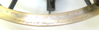 Sextant i låda, D. Mc Gregor & Co, Glasgow, Greenock & Liverpool, mässing