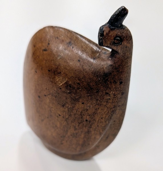 XXX Pärlhöna i snidet trä. Handgjord troligen från 1970-talet. Afrikanskt hantverk