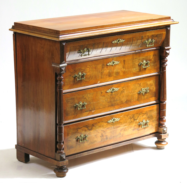 Byrå, valnöt med mässingsbeslag, oscariansk, sekelskiftet 1900, 4 lådor