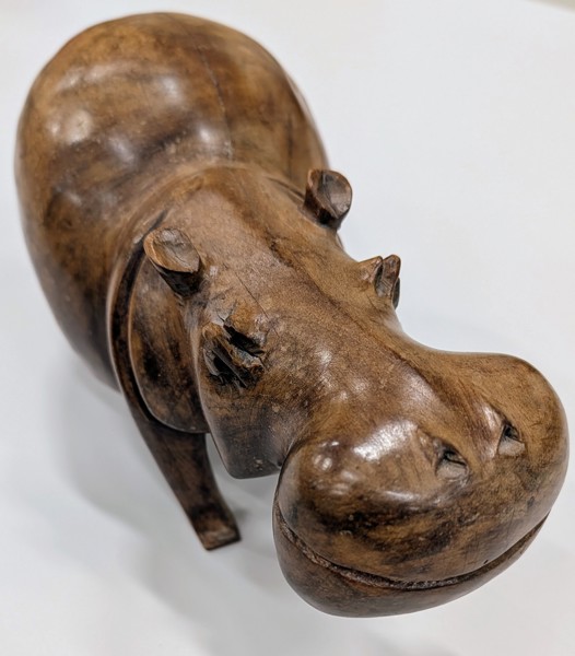 XXX Träskulptur föreställande en flodhäst