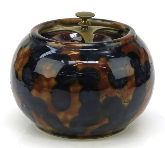 Okänd designer, jugend, 1900-talets början, tobaksburk, glaserat lergods med mässingslås
