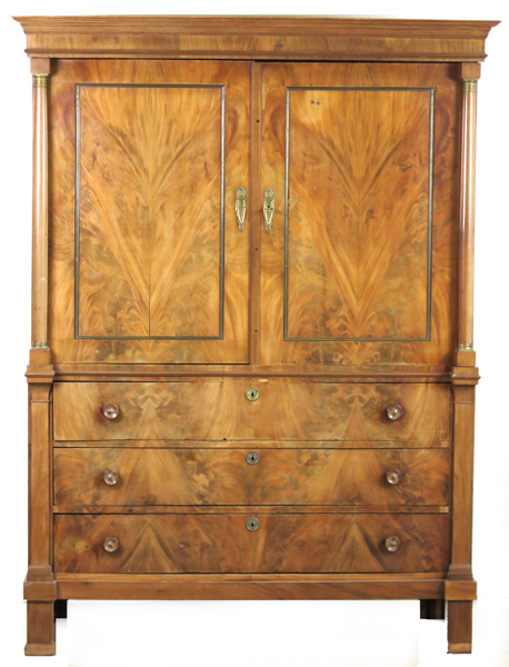 Salsskåp, mahogny med förgyllda beslag, Nordtyskland, empire, 1800-talets 1 hälft, överdel med skåpsdörrar, underdel med 3 lådor