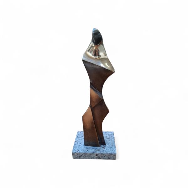 Wysocki, Stanislaw (Stan Wys), skulptur, patinerad och polerad brons på stensockel, stående kvinnogestalt, signerad, numrerad 3/8 o daterad 2017, h 35 cm