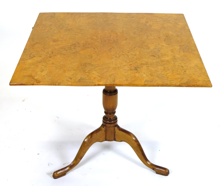 Vippbord, alrotsfanérad skiva, svarvad fot i björk, empirearbete från Mälardalen