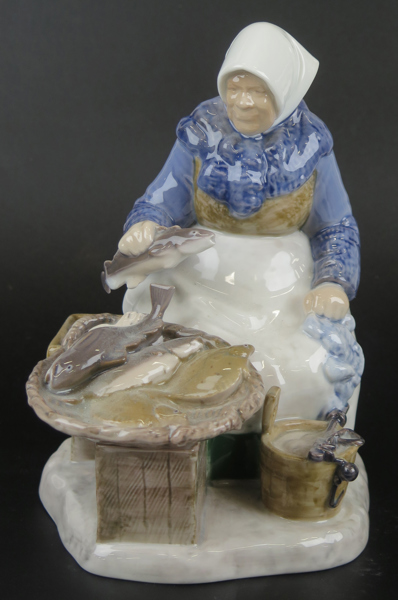 Locher, Axel för B&G, figurin porslin, Fiskarhustru på Gammel Strand, modellnummer 2233, polykrom underglasyrdekor