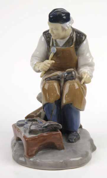 Locher, Axel för B&G, figurin, porslin, skomakare, modellnummer 2228, polykrom underglasyrdekor