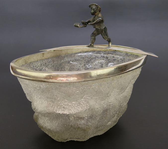 Isskål, glas med nysilvermontage, Rasmus Henrik Tvenstrup, Randers sekelskiftet 1900, dekor av stående man, stämplad