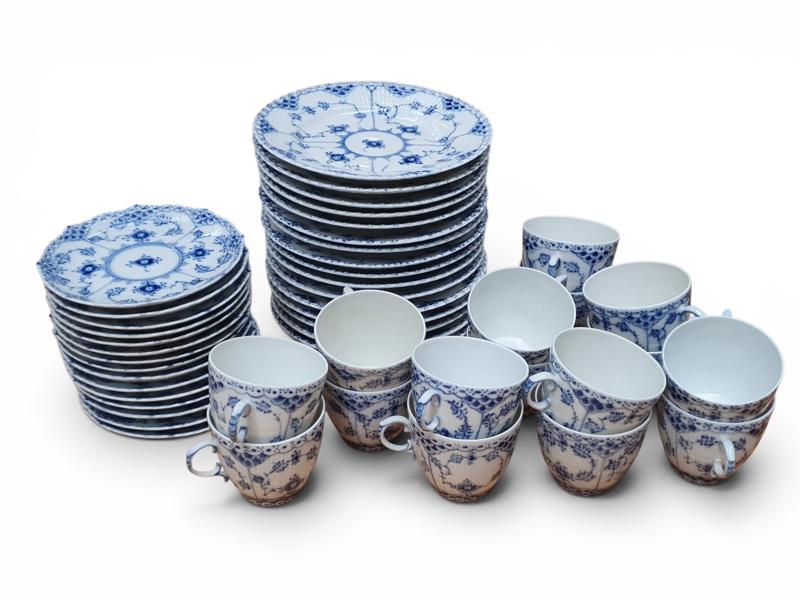 PORSLIN, ROYAL COPENHAGEN MUSSELMALET, KAFFEKOPPAR MED UNDERFAT samt ASSIETTER