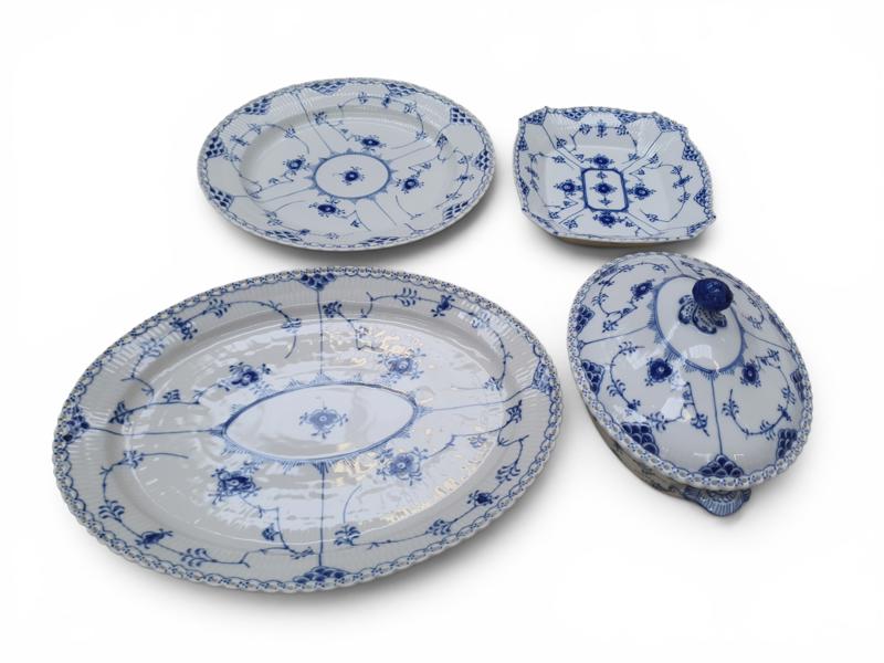PORSLIN, ROYAL COPENHAGEN MUSSELMALET, UPPLÄGGNINGSFAT mm