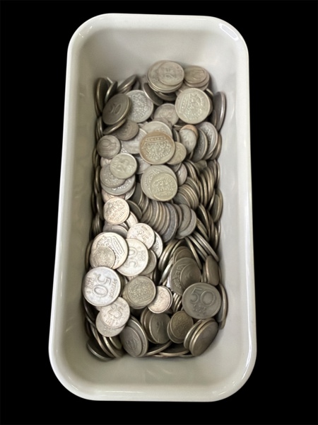 Silvermynt samt pärlhalsband