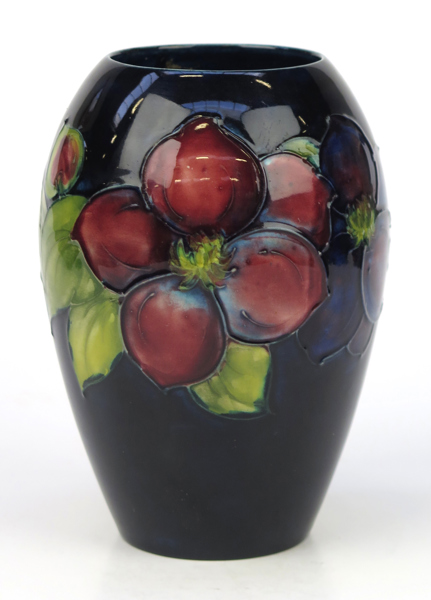 Moorcroft, William, vas, glaserat flintgods, 1930-tal, "Clematis", signerad och etikettmärkt, h 13 cm