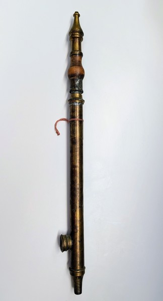 XXX Brandspruta tillverkad av mässing med handtag i trä