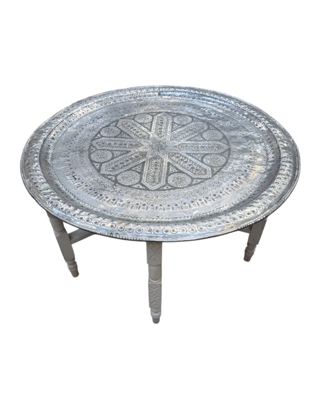 Metallbord runt med sirligt mönster på trä-underrede