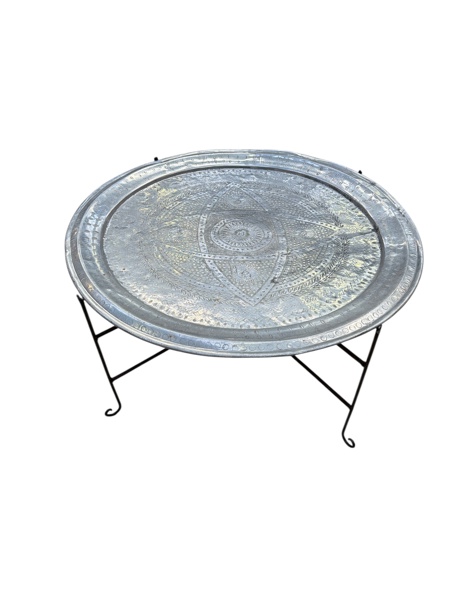 Metallbord runt med sirligt mönster på järn-underrede