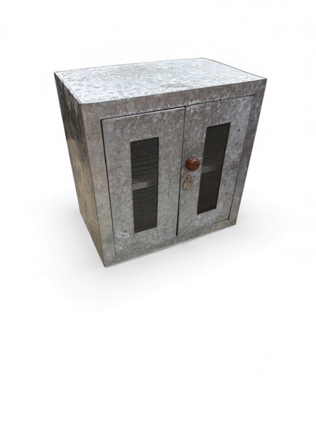 Skåp i förzinkad plåt med två dörrar